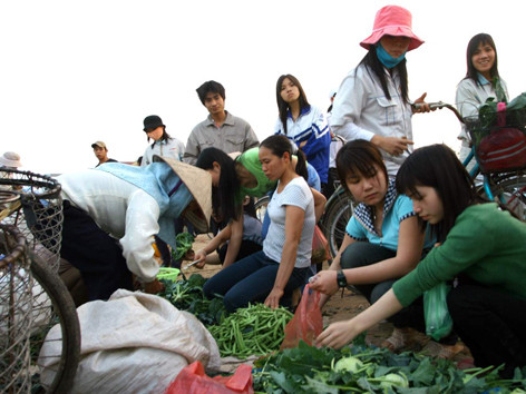 Người nghèo sẽ chịu ảnh hưởng nhiều nhất vì lạm phát. Trong ảnh: Khu chợ dành cho công nhân tại khu công nghiệp Bắc Thăng Long, Hà Nội. Ảnh: hồng vĩnh