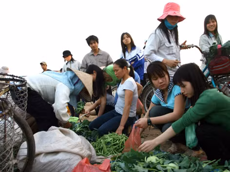 Người nghèo sẽ chịu ảnh hưởng nhiều nhất vì lạm phát. Trong ảnh: Khu chợ dành cho công nhân tại khu công nghiệp Bắc Thăng Long, Hà Nội. Ảnh: hồng vĩnh