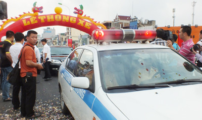 Xe cảnh sát giao thông dẫn đoàn xe đầu tiên qua cầu