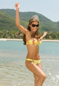 Dayana Mendoza đùa với nắng và sóng biển Nha Trang ảnh 9