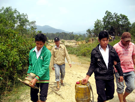 Nguyễn Xuân Trường và Hồ Văn Hải thực nghiệm tại hiện trường