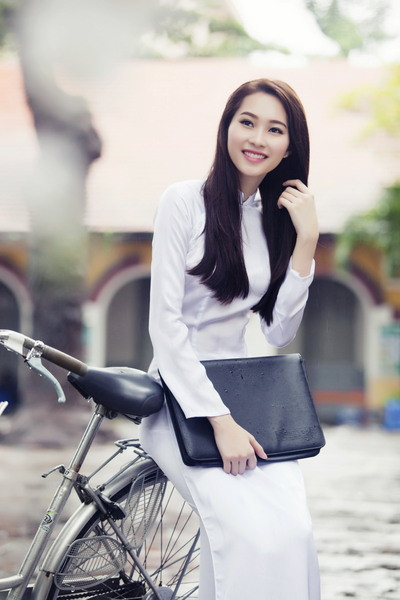 Trong bộ ảnh mới, hoa hậu trở lại làm một cô học trò giản dị, xinh xắn trong tà áo dài nữ sinh trung học