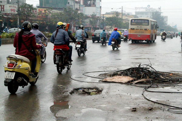 Nắp cống, dây điện nhằng nhịt trên mặt đường