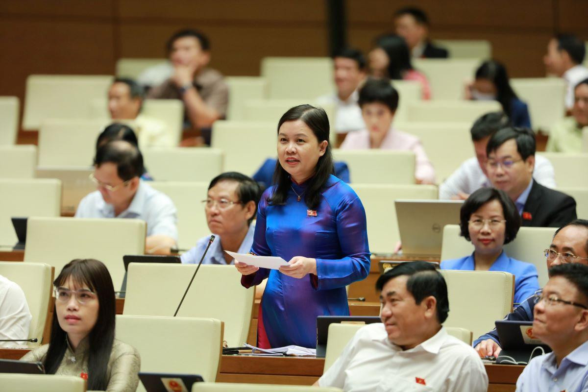 Đại biểu Nguyễn Thị Thủy đặt câu hỏi, có bắt tay, thao túng giá vàng không? Đại biểu Nguyễn Thị Thủy đặt câu hỏi, có bắt tay, thao túng giá vàng không?