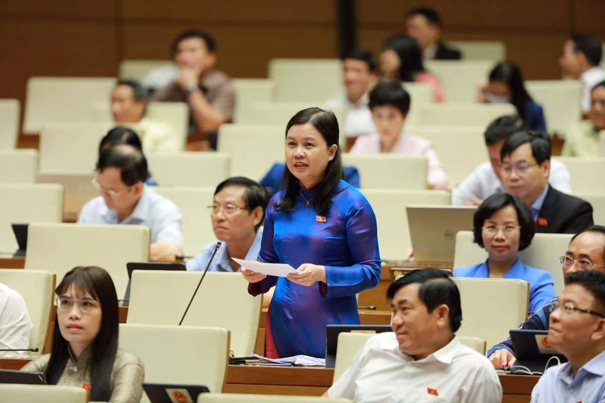 Đại biểu Nguyễn Thị Thủy đặt câu hỏi, có bắt tay, thao túng giá vàng không? Đại biểu Nguyễn Thị Thủy đặt câu hỏi, có bắt tay, thao túng giá vàng không?