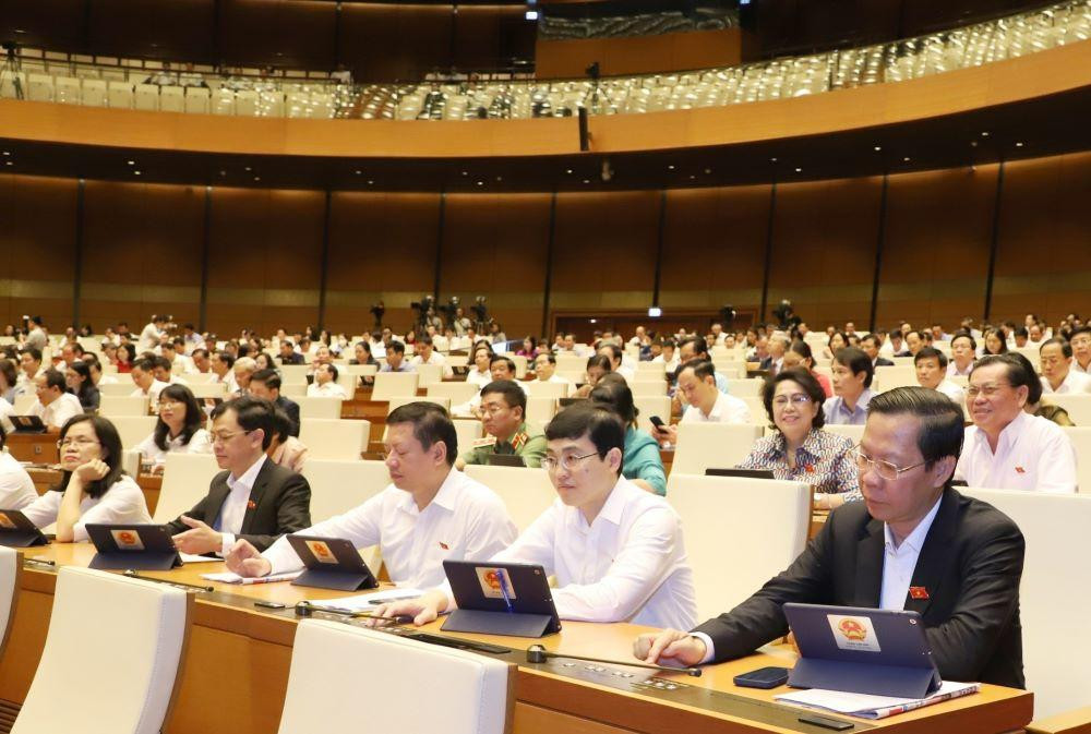 Quốc hội biểu quyết thông qua các nghị quyết (Ảnh Như Ý)