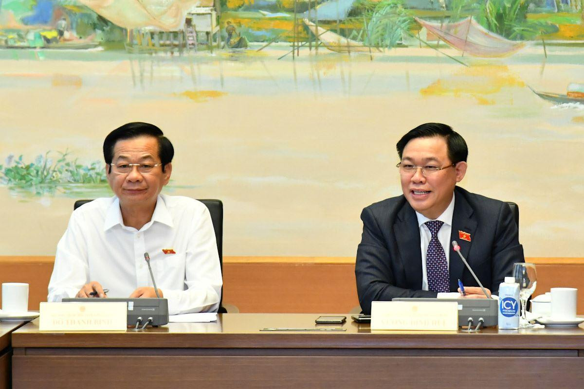 Chủ tịch Quốc hội Vương Đình Huệ (phải) phát biểu trong phiên thảo luận tại tổ (Ảnh: Nhật Minh)