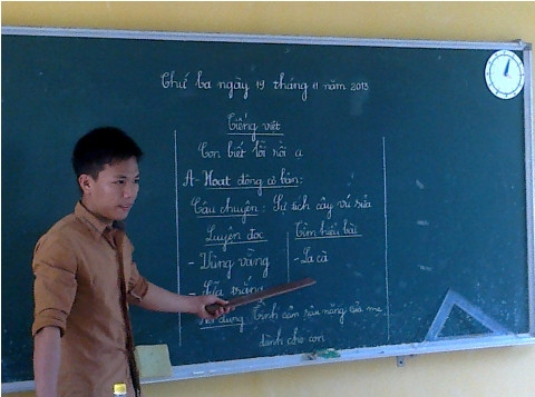 Thầy giáo Lê Xuân Quyết trong giờ dạy