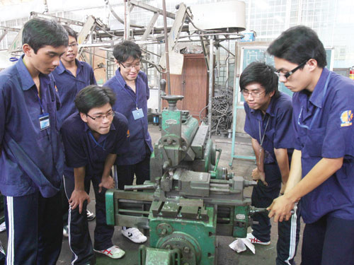 Sinh viên chương trình kỹ sư tài năng của Trường ĐH Bách khoa TP.HCM trong giờ thực tập. Ảnh: Đào Ngọc Thạch