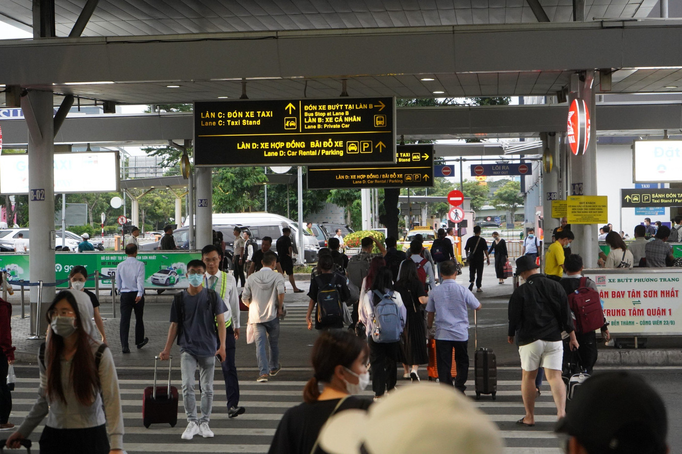 Bên trong khu vực sân bay, PV ghi nhận lượng hành khách đông hơn so với ngày thường. Tuy nhiên, không xảy ra tình trạng ùn ứ.