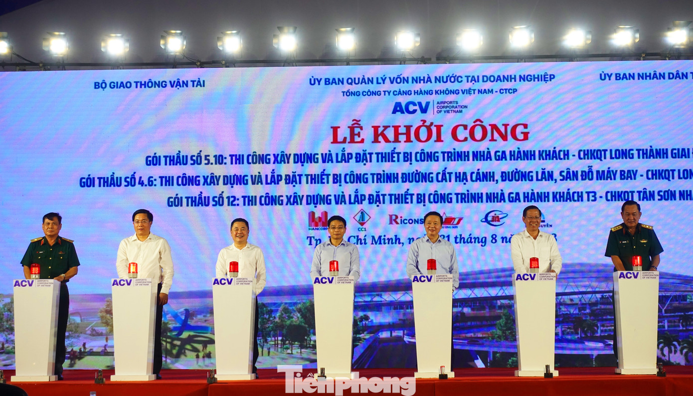 Các đại biểu thực hiện nghi thức khởi công gói thầu thi công xây dựng và lắp đặt thiết bị nhà ga T3 - Cảng HKQT Tân Sơn Nhất. Các đại biểu thực hiện nghi thức khởi công gói thầu thi công xây dựng và lắp đặt thiết bị nhà ga T3 - Cảng HKQT Tân Sơn Nhất.