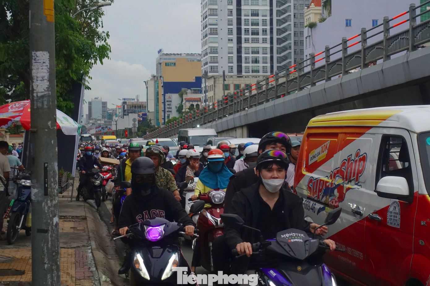 Khu vực đường Cộng Hòa (đoạn qua cầu vượt Hoàng Hoa Thám) vào lúc 18h.