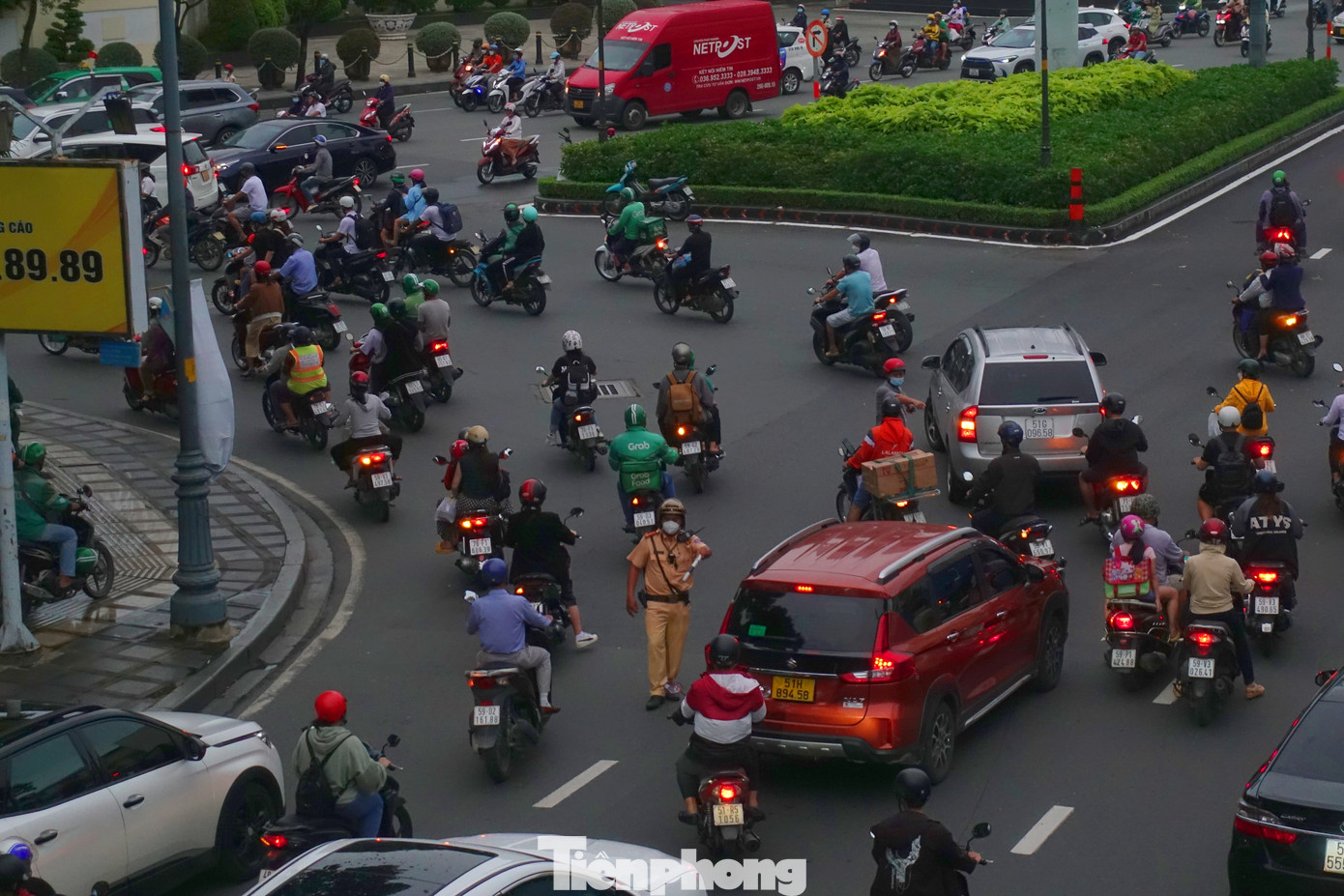 Lực lượng Cảnh sát giao thông nỗ lực điều tiết phương tiện ở đường Hoàng Văn Thụ.