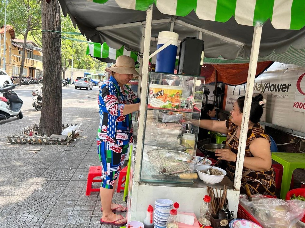 Khu vực “phố hàng rong” trên đường Nguyễn Văn Chiêm (quận 1). Ảnh: Uyên Phương