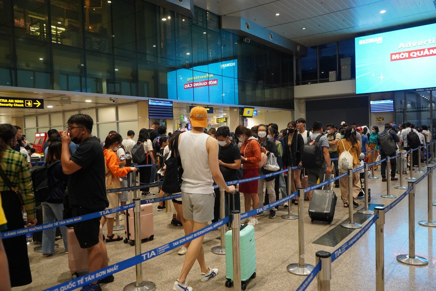 Đến gần 19h, khu vực checkin an ninh ở sân bay Tân Sơn Nhất vẫn khá thông thoáng.