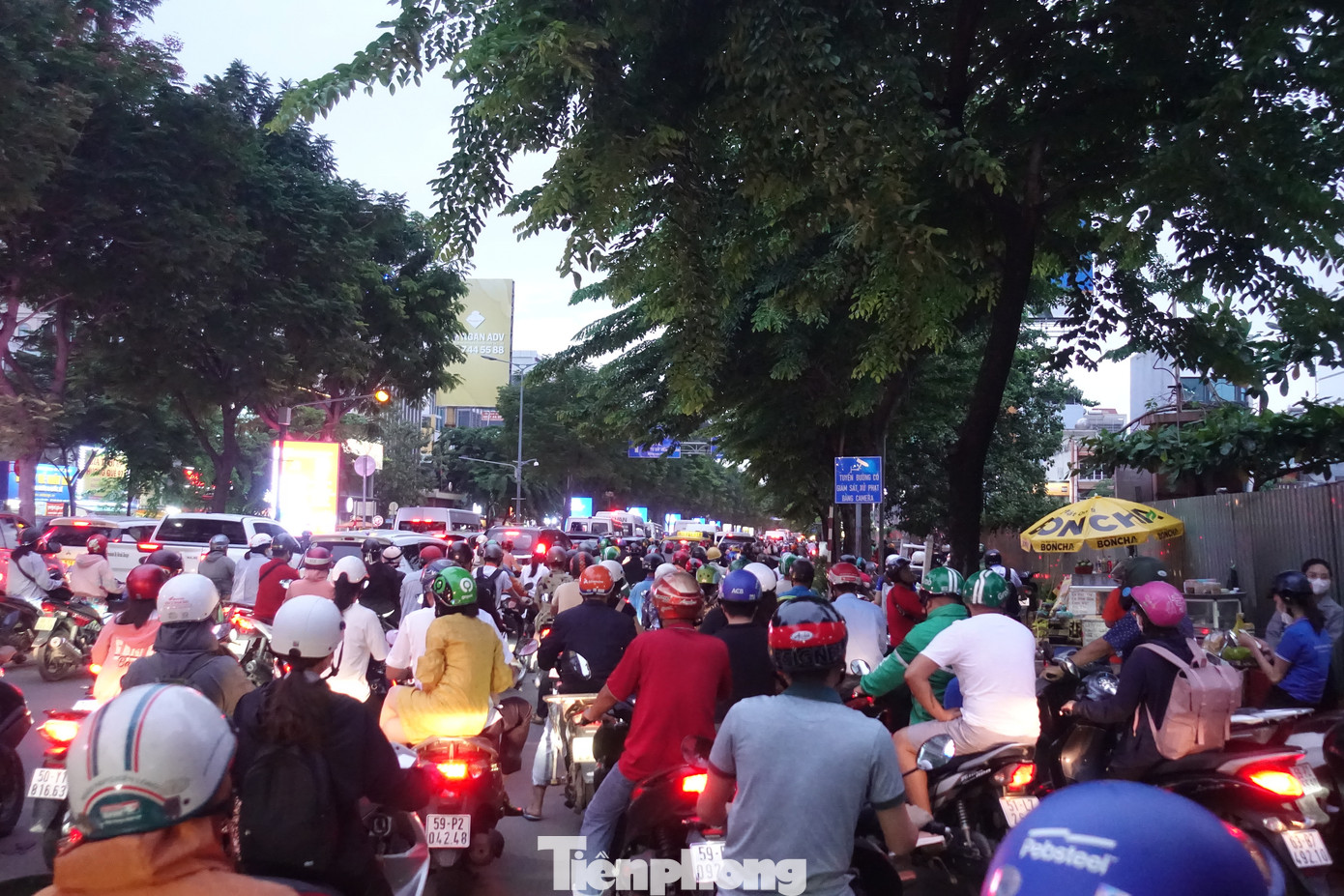 Đến gần 18h20, giao thông qua khu vực xung quanh sân bay Tân Sơn Nhất vẫn tiếp tục đông đúc.