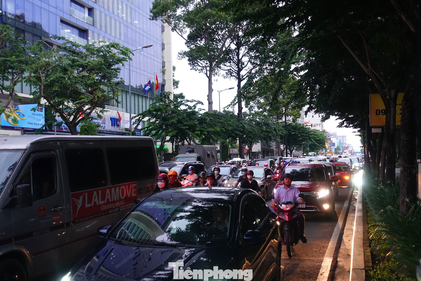 Dòng người và phương tiện chen chúc ở đường Hoàng Văn Thụ (quận Tân Bình).