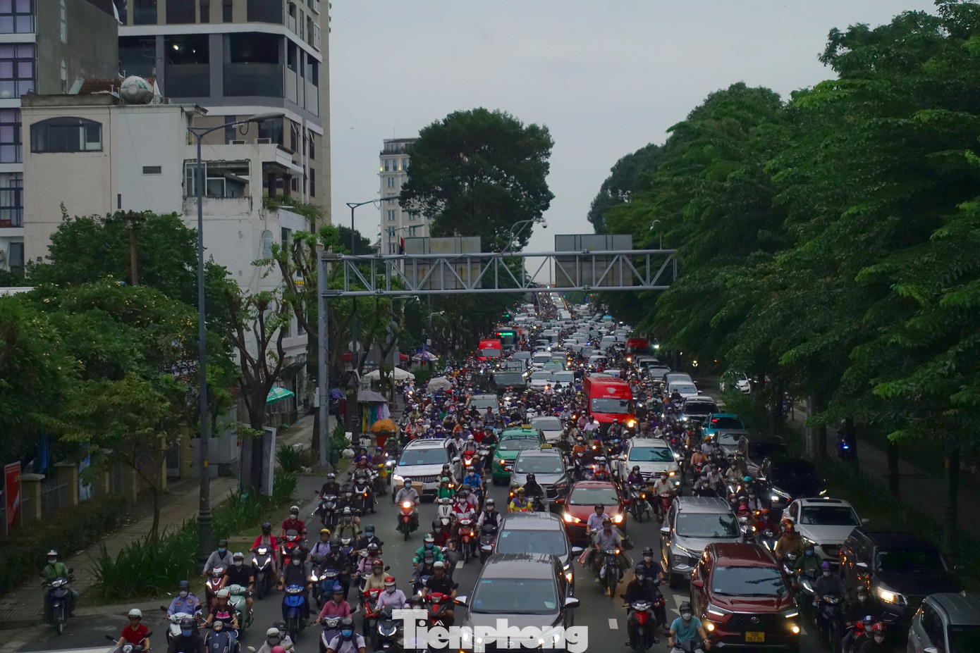 Theo ghi nhận của PV, từ 17h chiều 31/8, lưu lượng phương tiện gia tăng ở các tuyến đường quanh sân bay Tân Sơn Nhất.