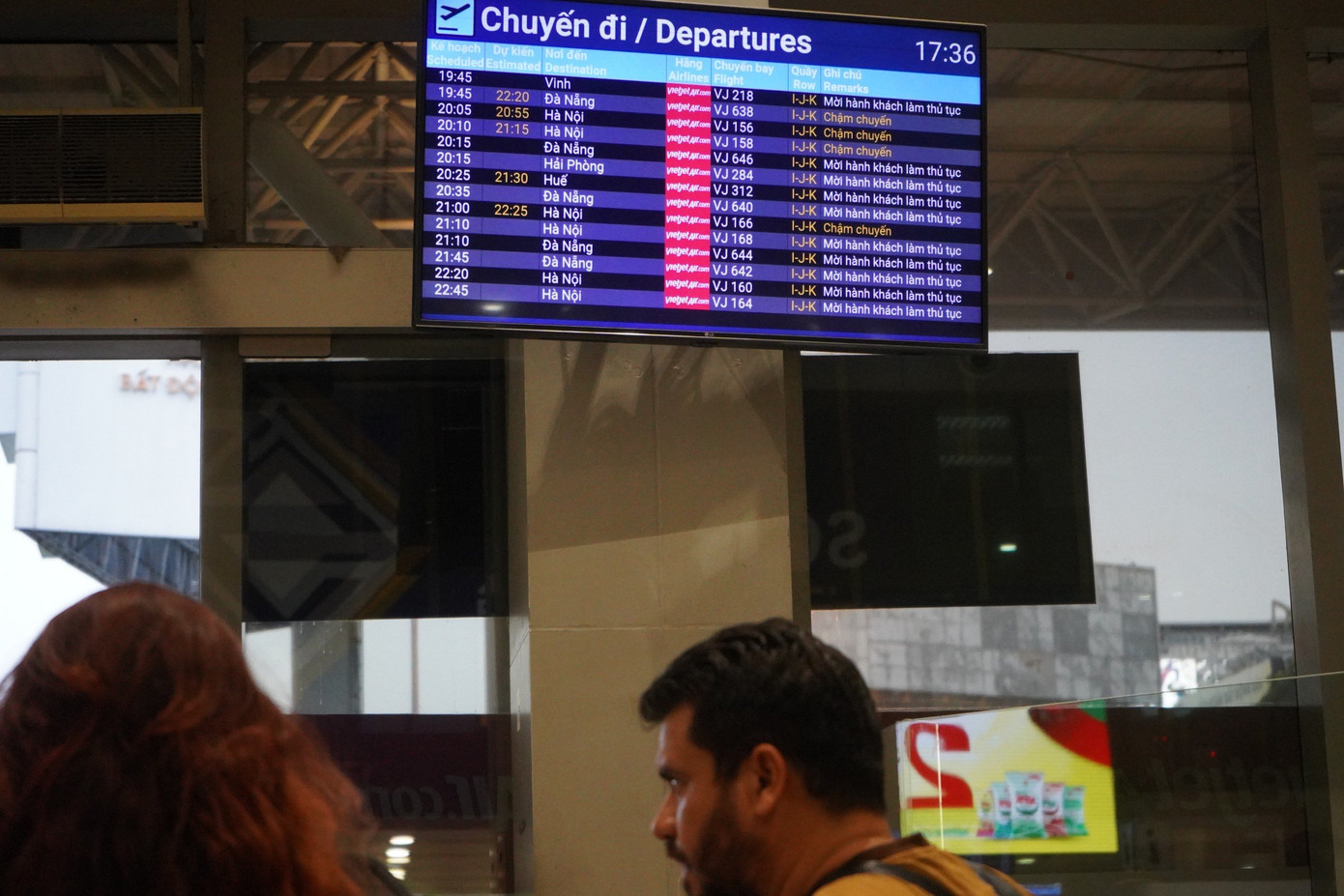 Lúc 17h30 tại sân bay.