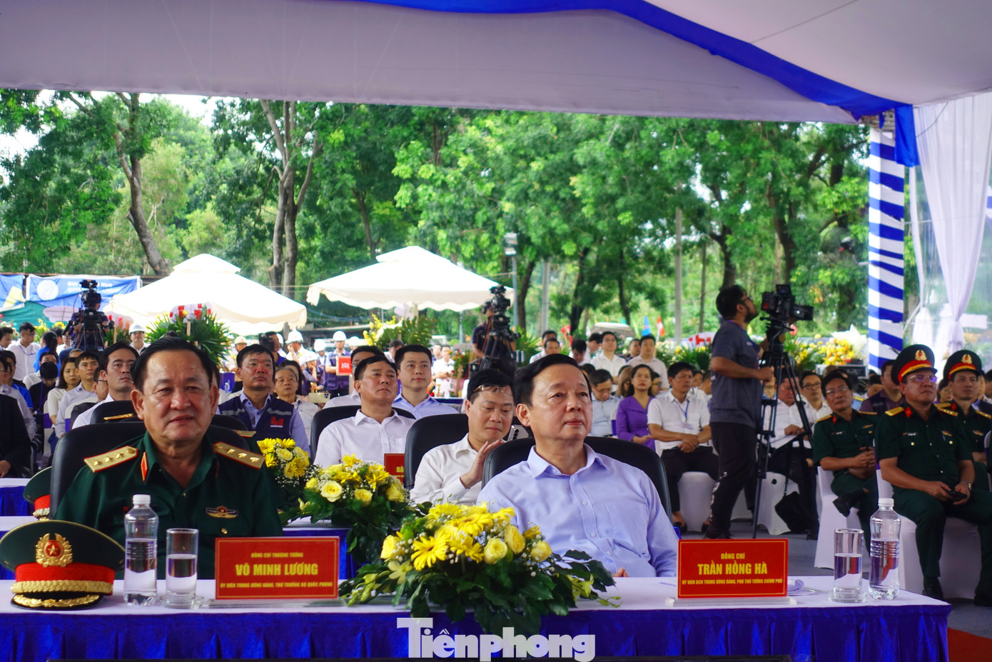 Phó Thủ tướng Chính phủ Trần Hồng Hà tham dự buổi lễ khởi công ở điểm cầu TPHCM. Phó Thủ tướng Chính phủ Trần Hồng Hà tham dự buổi lễ khởi công ở điểm cầu TPHCM.