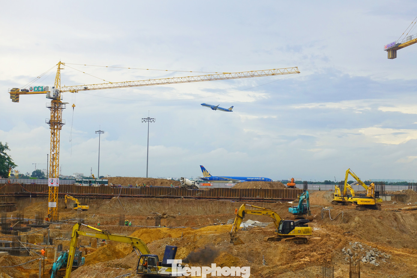 Hiện nay các nhà thầu đã hoàn thành thi công phần móng, cọc và sẵn sàng thi công phần thân nhà ga T3 - Cảng HKQT Tân Sơn Nhất. Hiện nay các nhà thầu đã hoàn thành thi công phần móng, cọc và sẵn sàng thi công phần thân nhà ga T3 - Cảng HKQT Tân Sơn Nhất.