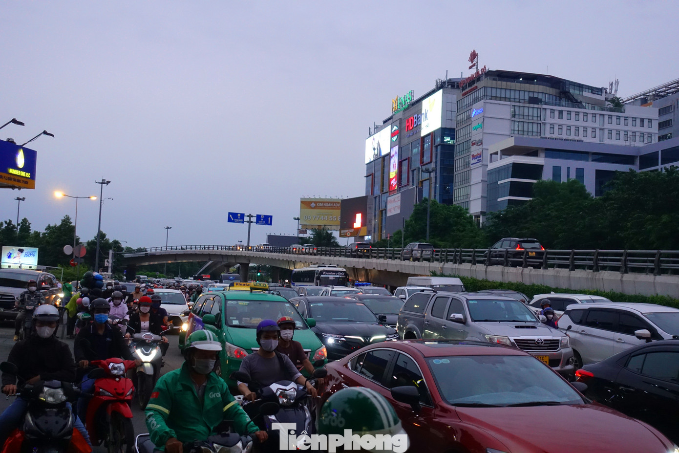 Đến khoảng 17h30, một số tuyến đường như: Trường Sơn, Trần Quốc Hoàn, Hoàng Văn Thụ và Cộng Hòa (quận Tân Bình) xảy ra tình trạng ùn ứ. Hình ảnh ghi nhận tại khu vực trước sân bay Tân Sơn Nhất.