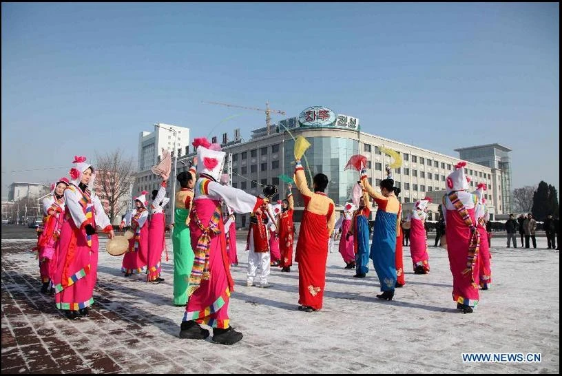 Trước nhà hát tại thủ đô Bình Nhưỡng vào sáng nay, nhiều người cùng nhảy múa ăn mừng 