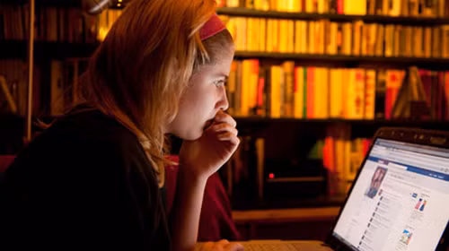 Người sử dụng chính là mục tiêu trong cuộc tranh giành giữa những ông lớn công nghệ. Ảnh: Guardian