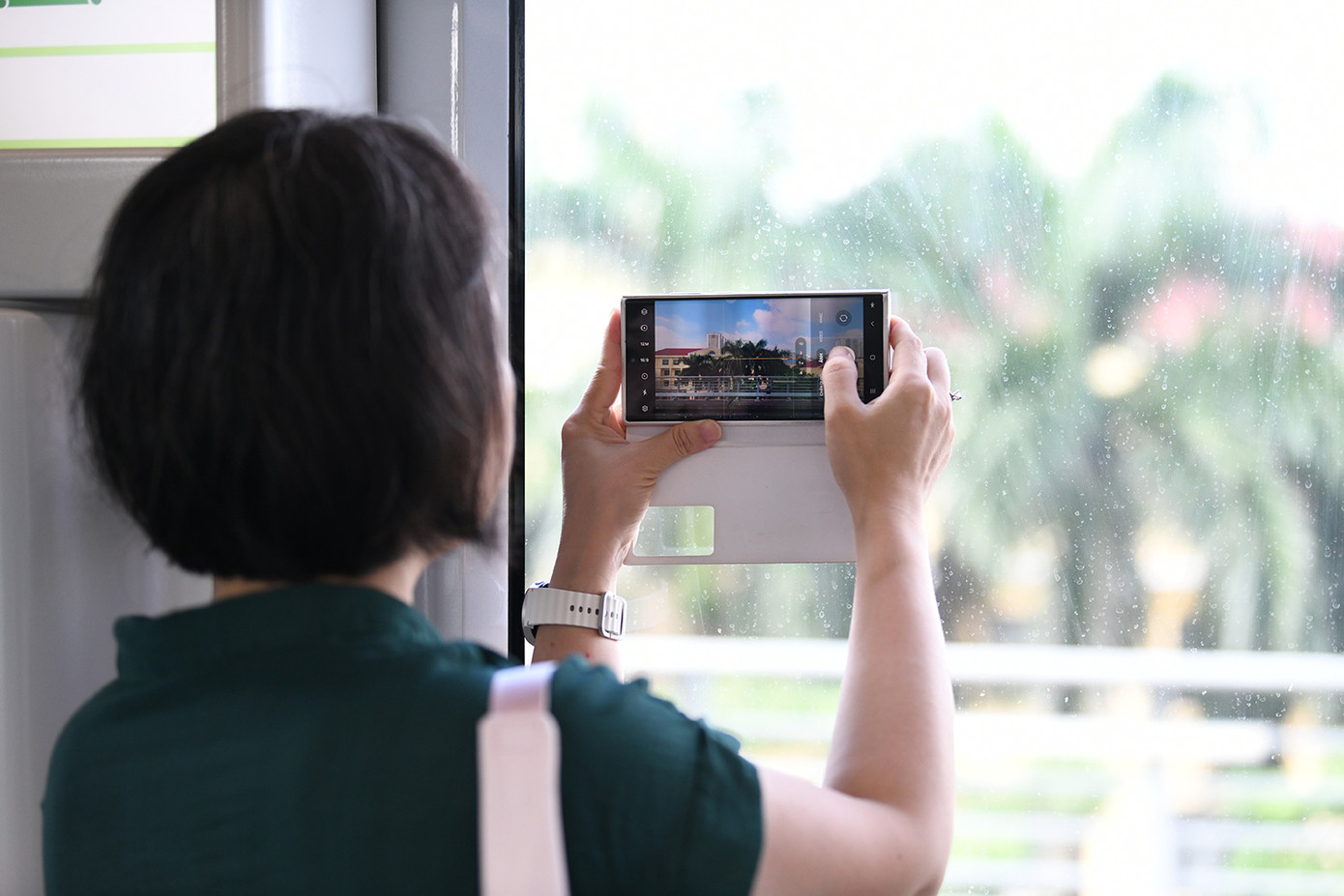 Nhiều người tranh thủ ghi lại hình ảnh lần đầu đi tàu điện và được ngắm cảnh đẹp trên cao.