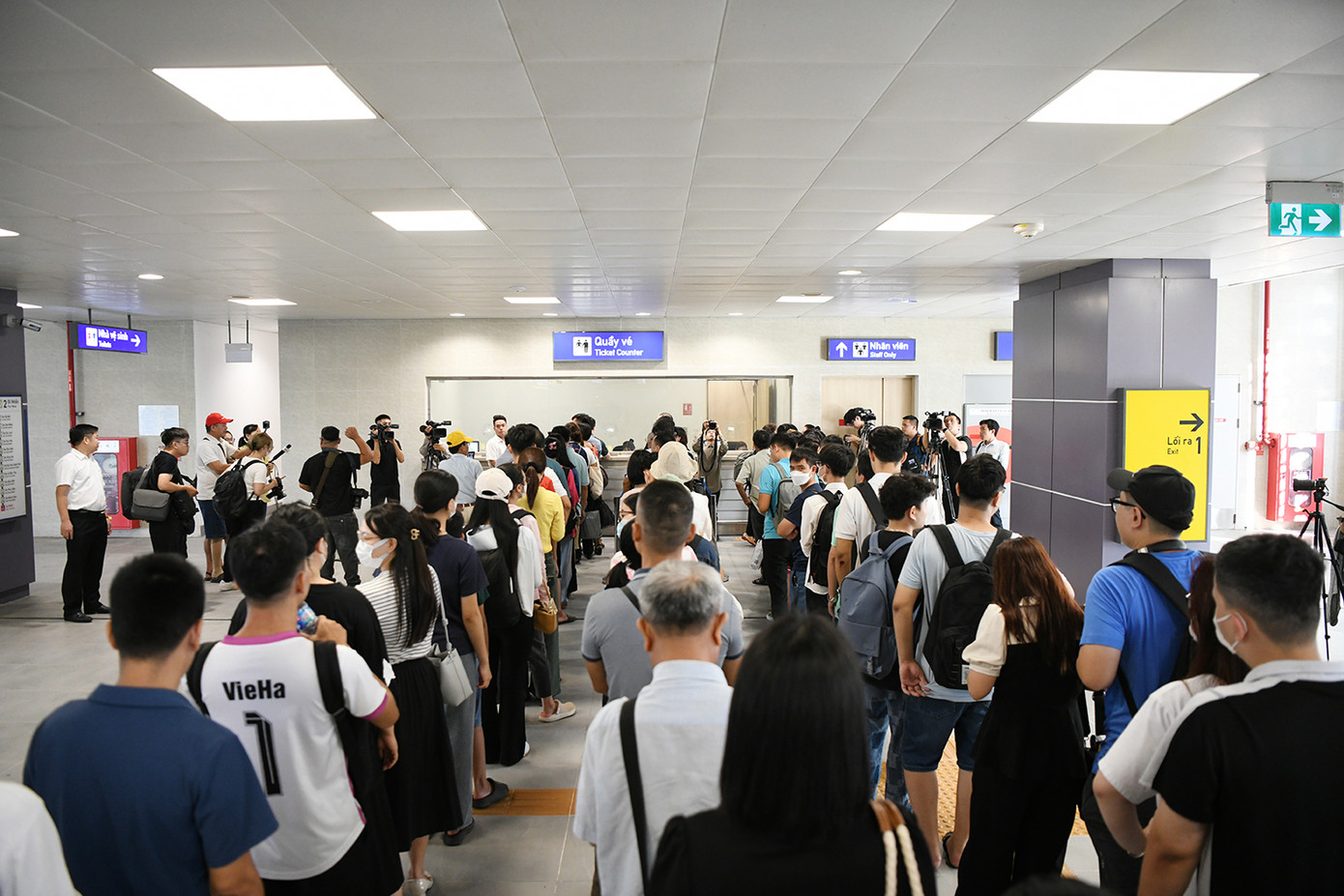 Trong ngày đầu tàu lăn bánh, lượng hành khách tới ga xếp hàng lấy thẻ tham quan đi tàu rất đông.