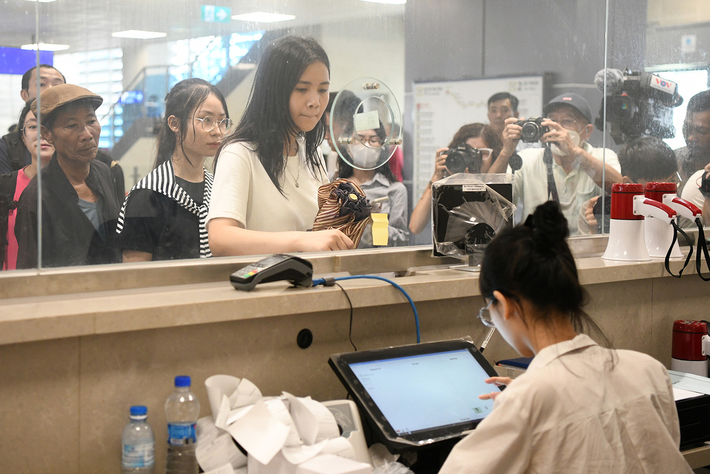 Từ 6h30, nhiều người đã có mặt tại nhà ga xếp hàng trải nghiệm tuyến đường sắt đô thị thứ hai của Hà Nội.