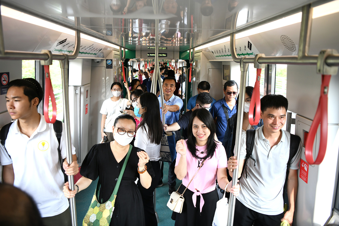 Bên trong các toa tàu Nhổn - Ga Hà Nội, hành khách xếp kín chỗ ngồi, nhiều người phải đứng.