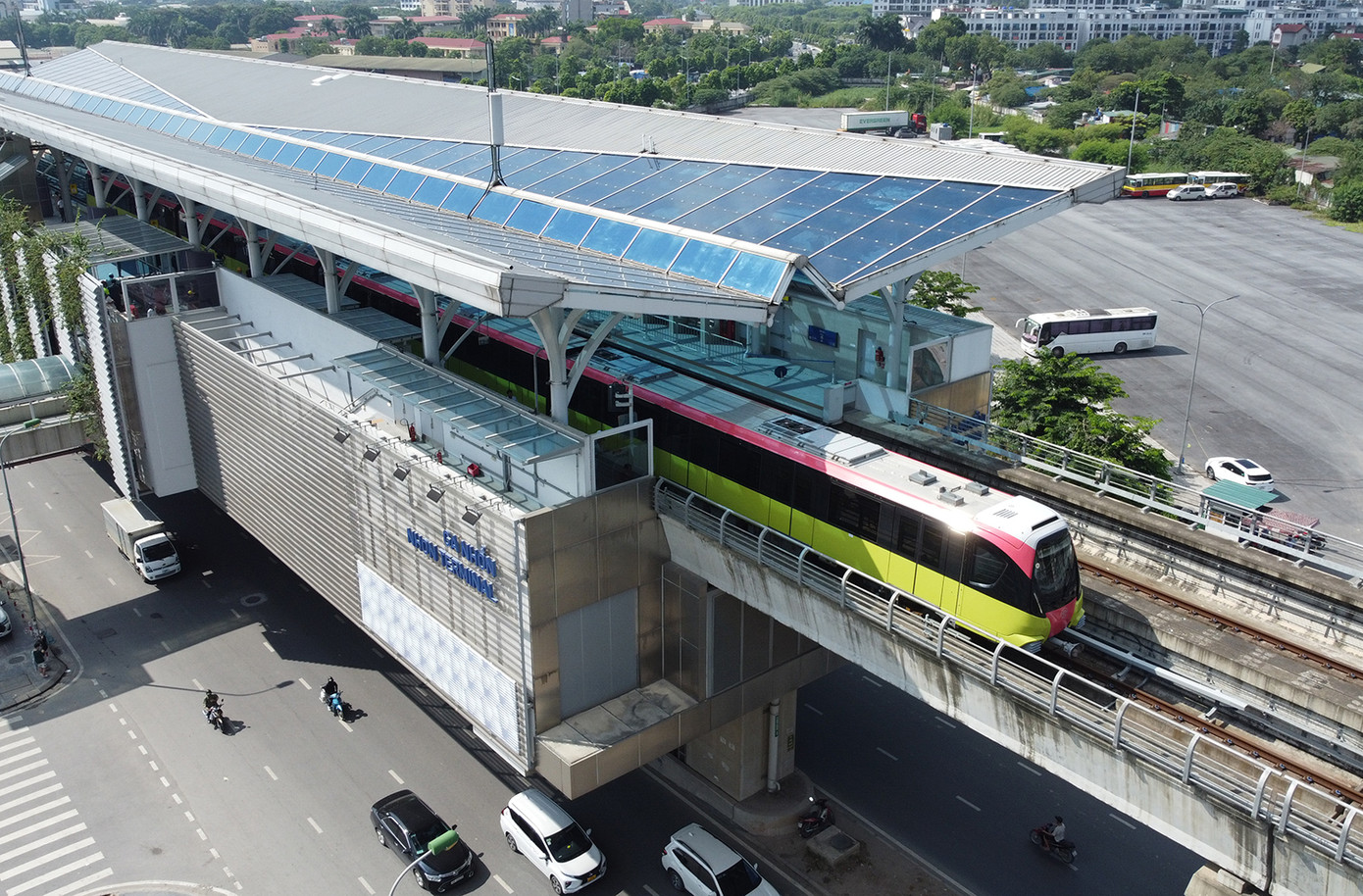 Sáng nay (8/8), tuyến đường sắt đô thị Nhổn - Ga Hà Nội bắt đầu chạy thương mại, sau 15 năm xây dựng.