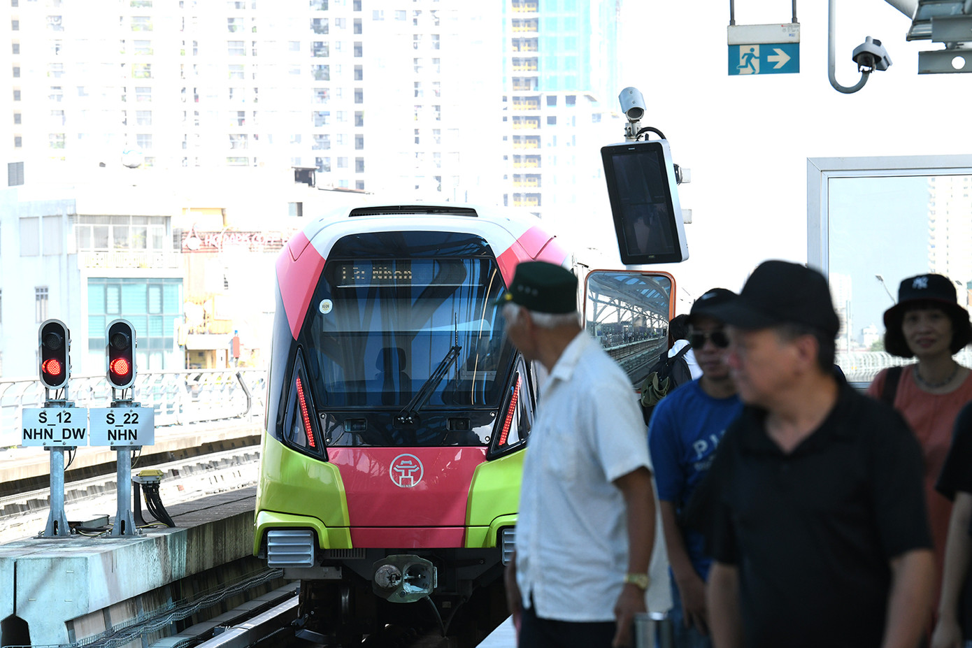 Dự kiến, trong 15 ngày đầu, tàu Nhổn - Ga Hà Nội sẽ chạy từ 5h30 đến 22h, tần suất 10 phút một chuyến từ ga số 1 (Ga Nhổn) đến ga số 8 (Ga Cầu Giấy).