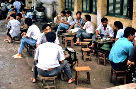  Còn gì thú hơn ngồi uống bia hơi vỉa hè!