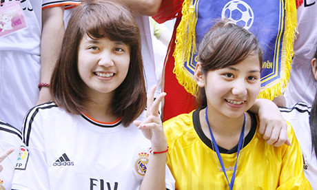 Cầu thủ và huấn luyện viên, ai xinh hơn?