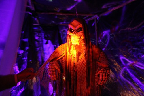  Tối 25/10, tại khu du lịch Đồi Mộng Mơ, thành phố Đà Lạt đã tổ chức đêm hội Halloween mang chủ đề “Đêm của những linh hồn”. Hàng trăm bạn trẻ Đà Lạt cùng nhiều du khách đã được trải nghiệm cảm giác rùng rợn nhưng đầy thú vị tại lễ hội này. 