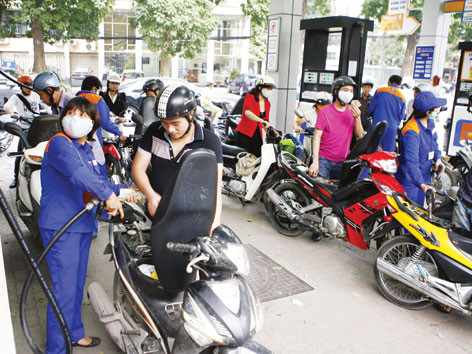 Dư luận thắc mắc mỗi lần tăng giá, Petrolimex thường thông báo lỗ. Ảnh: Hồng Vĩnh