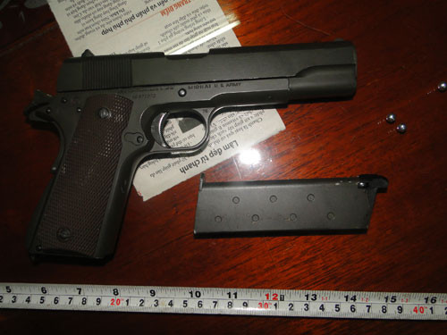 Khẩu súng colt 45 của Điệp dùng chống trả lực lượng công an