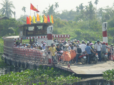 Chen chúc trên thuyền qua Miếu Nổi	Ảnh: LT