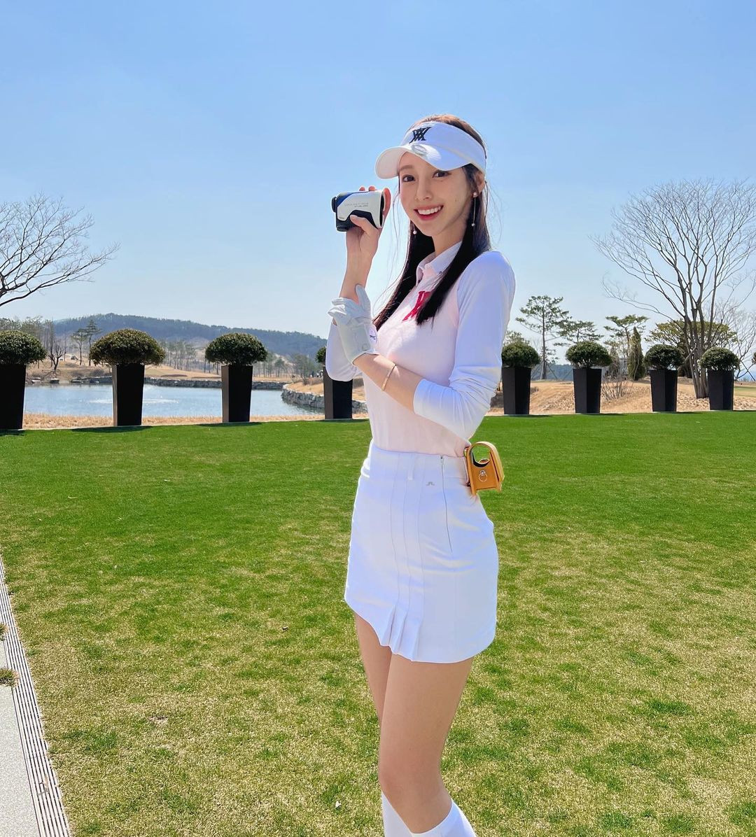 Cư dân mạng đánh giá, cô có vẻ đẹp ngọt ngào, trong trẻo và trẻ trung hơn nhiều so với tuổi thật, không hề thua kém bất kỳ mỹ nhân showbiz Hàn Quốc nào. Nhiều người đánh giá nếu không sáng tác truyện tranh, Yaongyi vẫn có thể kiếm sống bằng nghề người mẫu. Ảnh: IG.