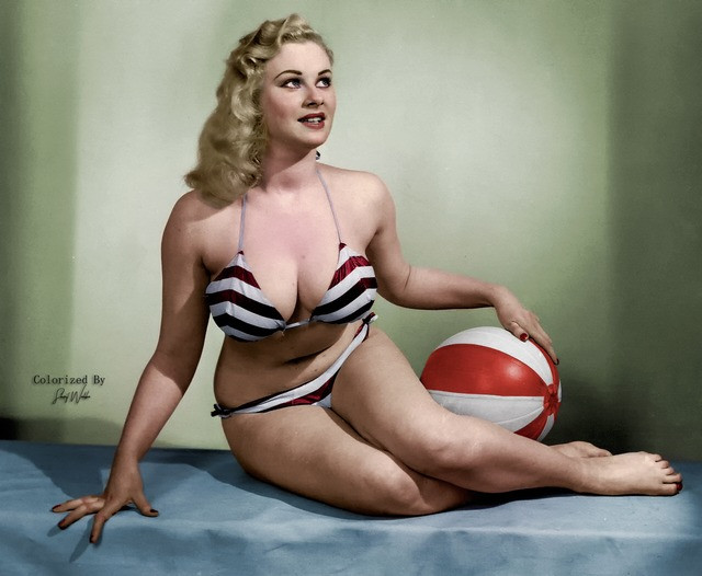 Sabrina nổi tiếng nhờ vòng một. Ảnh: Reddit. Sabrina nổi tiếng nhờ vòng một. Ảnh: Reddit.