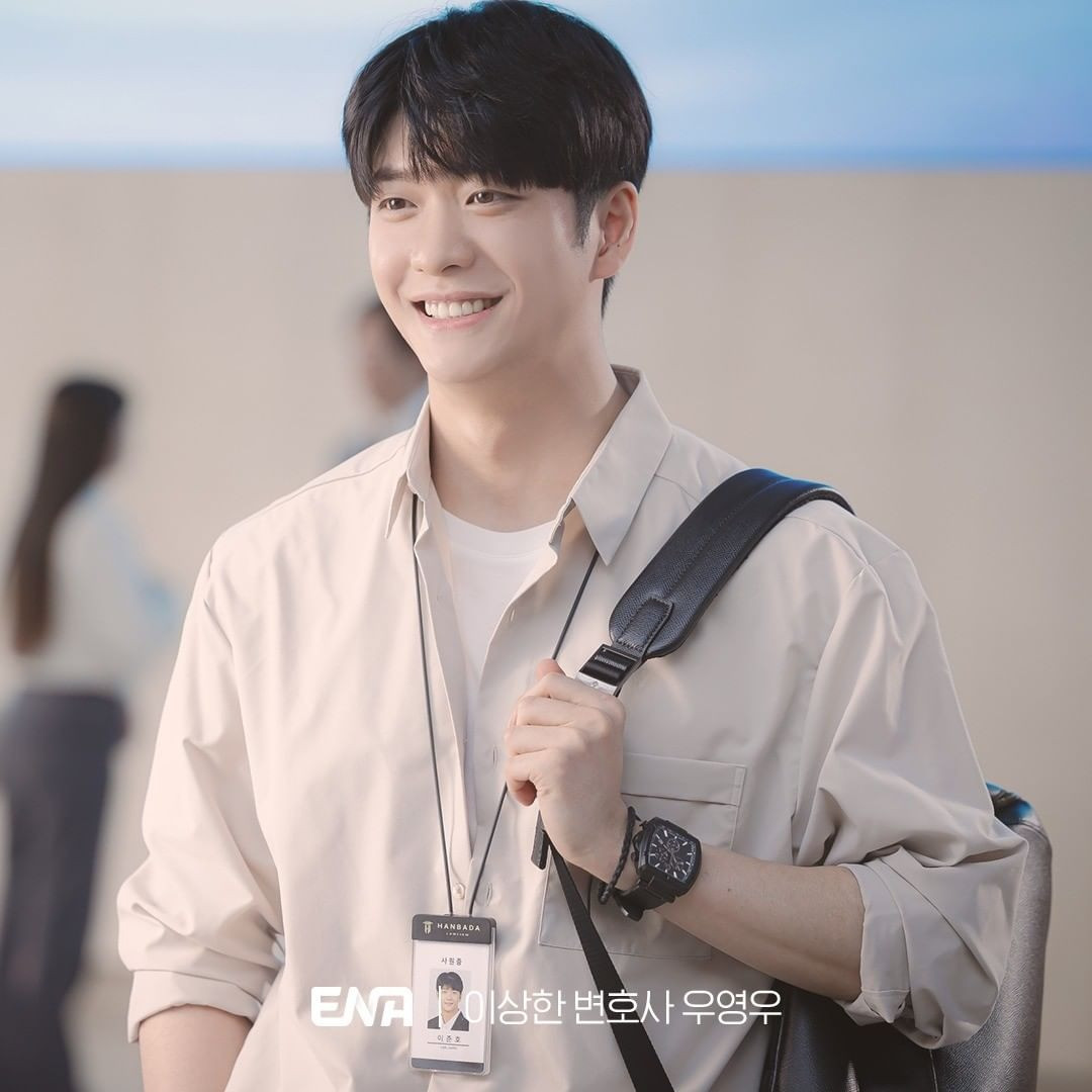 Lee Joon Hoo trong Extraordinary Attorney Woo (Nữ luật sư kỳ lạ Woo Young Woo): Lee Joon Hoo không phải kiểu bạn trai khiến các cô gái vỡ òa trong bất ngờ ngày Valentine. Tuy nhiên, với tính cách dịu dàng, hiểu rõ bạn gái thích hay không thích gì, anh sẽ mang đến buổi hẹn hò ấm áp, bình yên như cùng đi ăn tối rồi ôm nhau xem phim trên ghế dài.