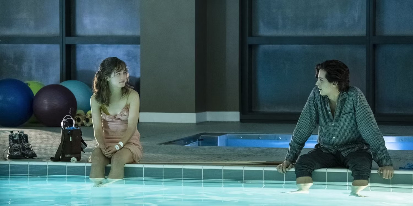 Five Feet Apart (2019) mang đến chuyện tình đẹp giữa hai thiếu niên biết trước không thể ở bên nhau dài lâu. Stella (Haley Lu Richardson) và Will (Cole Sprouse) đều là thiếu niên mắc bệnh xơ nang (bệnh di truyền kéo dài suốt đời do lỗi ở hệ ngoại tiết khiến cơ thể tiết mồ hôi và dịch nhầy, tỷ lệ tử vong cao, tuổi thọ thấp). Họ phải giữ khoảng cách 5 feet (1,5 m) nhưng yêu cầu đó không thể ngăn cản được sự kết nối về tâm hồn. Khi mối quan hệ phát triển, trong họ nảy sinh sự thôi thúc phá bỏ quy tắc ngày càng mạnh mẽ hơn. Collider cảnh báo một cái kết “xé nát” trái tim.