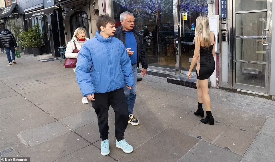 Alicia lạc loài giữa những người đi đường mặc đồ ấm. Mọi người nhìn cô với ánh mắt khó hiểu. Ảnh: Daily Mail.