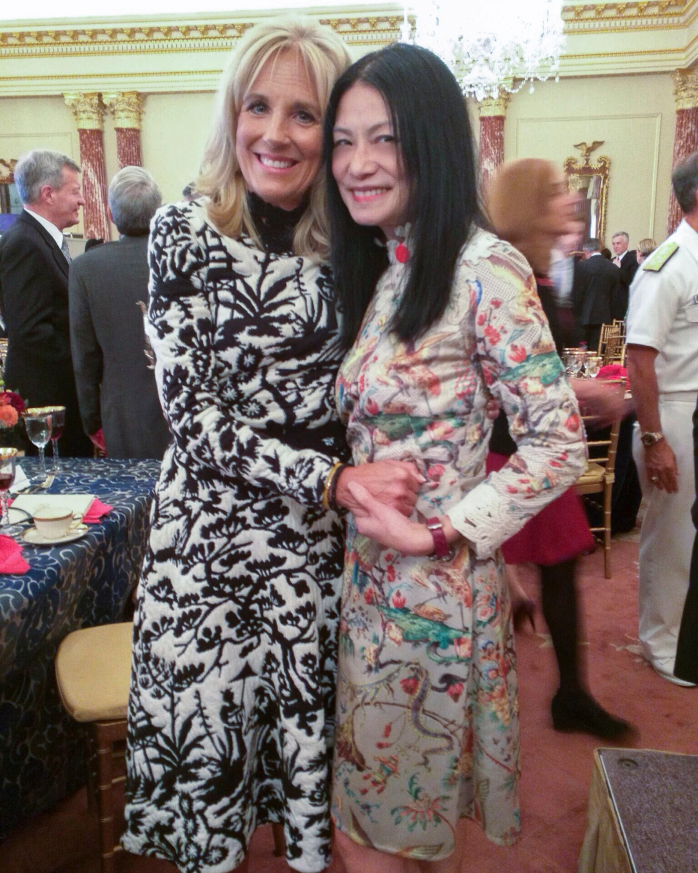 Trong chuyến thăm Chủ tịch Trung Quốc Tập Cận Bình năm 2015, Biden mặc một chiếc váy dệt hoa màu đen - trắng của Vivienne Tam - một nhà thiết kế gốc Hoa, sống tại thành phố New York. Trong cuộc trò chuyện năm 2021, Tam tiết lộ bà Jill để cho nhà thiết kế tự do sáng tạo, miễn sao phù hợp với sự kiện và tinh thần của thương hiệu. Ảnh: Vivienne Tam. Trong chuyến thăm Chủ tịch Trung Quốc Tập Cận Bình năm 2015, Biden mặc một chiếc váy dệt hoa màu đen - trắng của Vivienne Tam - một nhà thiết kế gốc Hoa, sống tại thành phố New York. Trong cuộc trò chuyện năm 2021, Tam tiết lộ bà Jill để cho nhà thiết kế tự do sáng tạo, miễn sao phù hợp với sự kiện và tinh thần của thương hiệu. Ảnh: Vivienne Tam.