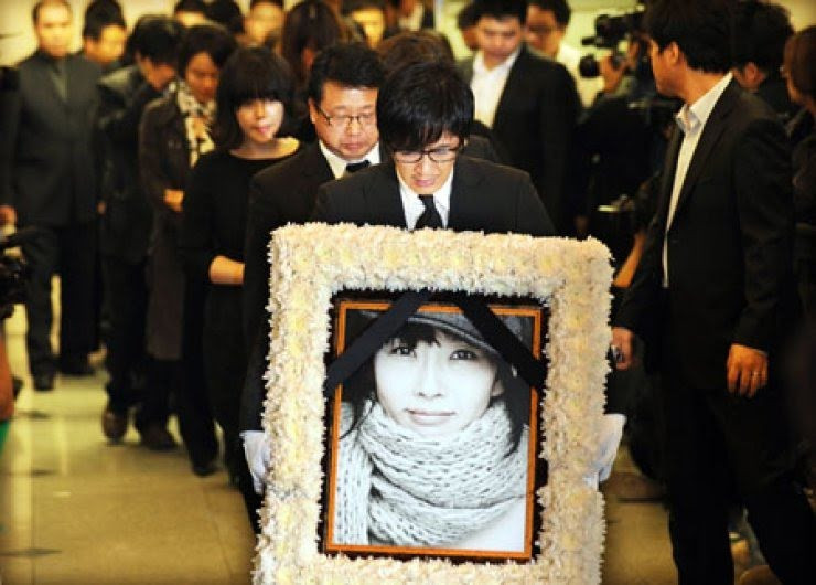 Choi Jin Sil lựa chọn cái chết sau loạt biến cố đời tư. Choi Jin Sil lựa chọn cái chết sau loạt biến cố đời tư.