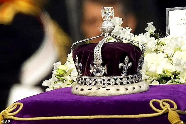 Vương miện chứa Koh-i-Noor được đặt trên linh cữu của Hoàng thái hậu Elizabeth tại tang lễ năm 2002. Ảnh: AP.