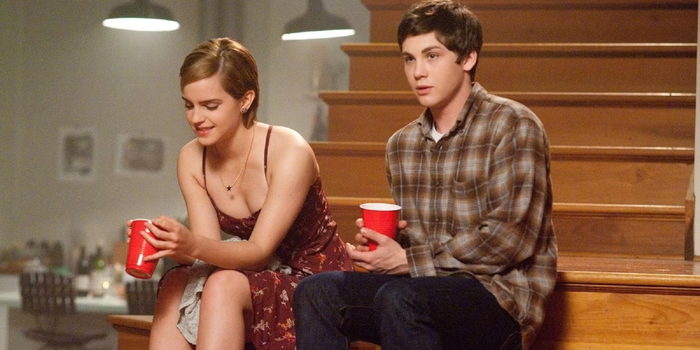 Perks of Being a Wallflower (2012) dựa trên tiểu thuyết của Stephen Chbosky. Phim kể về Charlie (Logan Lerman), thiếu niên 15 tuổi tốt bụng và ngây thơ, và những vấn đề trong cuộc đời, gồm mối tình đầu (Emma Watson), vụ tự tử của người bạn thân nhất và căn bệnh tâm thần của chính cậu. Phim khiến người xem đồng cảm với nhân vật chính, đồng thời có trải nghiệm lãng mạn về tình yêu nam nữ và tình cảm bạn bè.