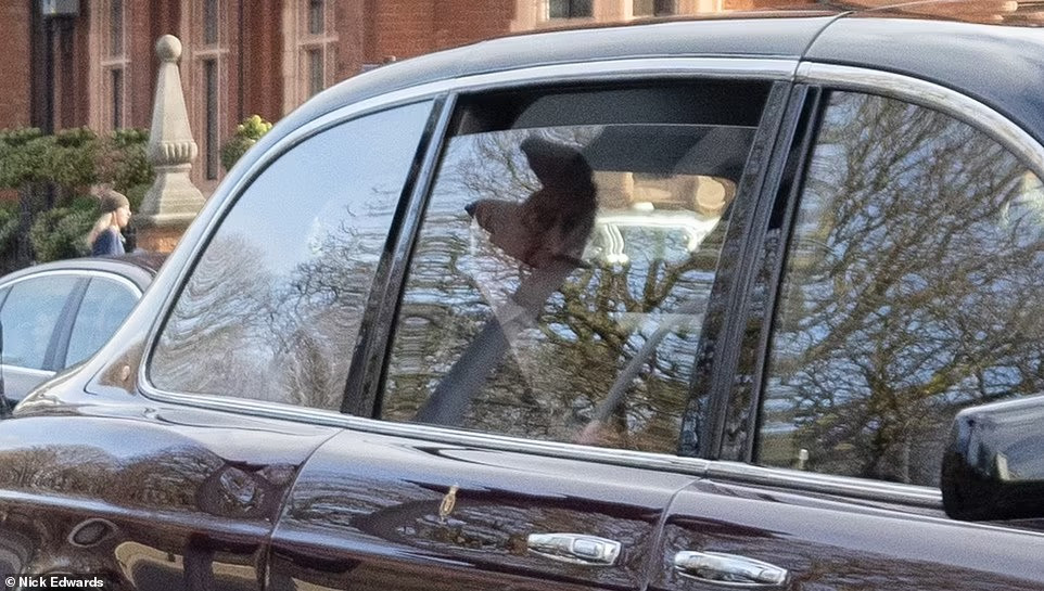 Vị quân vương nước Anh tình cờ nhìn về phía Alicia. Ảnh: Daily Mail.